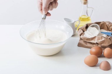 Beyaz arka planda hazırlanması için cam tabakta hamur ve ürünler