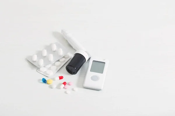 Glukometre Haplar Beyaz Ahşap Masada — Stok fotoğraf