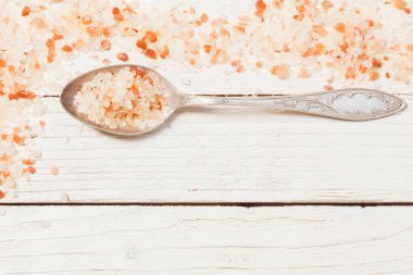 Himalaya tuzu beyaz ahşap arka planda eski kaşık