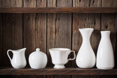 Eski siyah ahşap arka planda mutfak bulaşık takımı