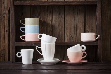 Eski siyah ahşap arka planda mutfak bulaşık takımı