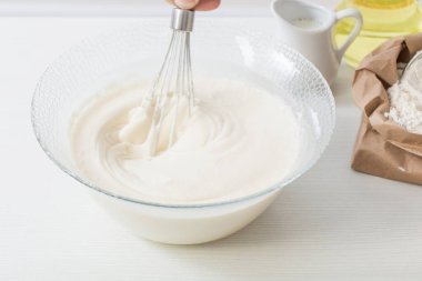 Beyaz arka planda hazırlanması için cam tabakta hamur ve ürünler