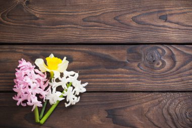 Koyu ahşap arka planda sümbül çiçekleri