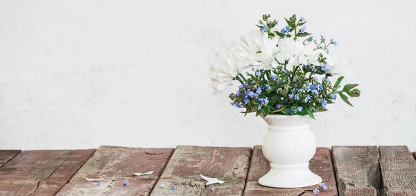 Flores Azuis Brancas Vaso Velha Mesa Madeira — Fotografia de Stock