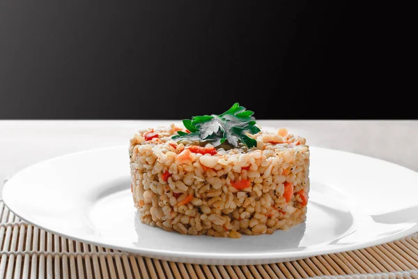 Bulgur Met Kip Groenten Een Wit Bord Boven Zijaanzicht — Stockfoto