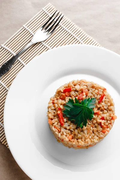 Bulgur Met Kip Groenten Een Wit Bord Boven Zijaanzicht — Stockfoto