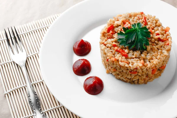 Bulgur Met Kip Groenten Een Wit Bord Boven Zijaanzicht — Stockfoto