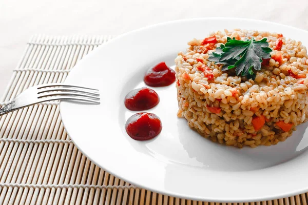 Bulgur Met Kip Groenten Een Wit Bord Boven Zijaanzicht — Stockfoto