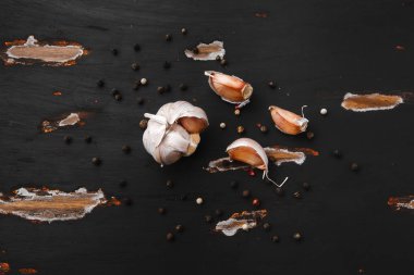 sarımsaklı pancar çorbası, ekşi krema ve bitkilerle.