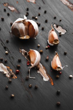 sarımsaklı pancar çorbası, ekşi krema ve bitkilerle.