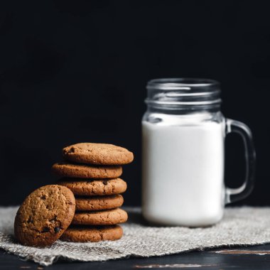 Koyu arka planda sütlü yulaf ezmeli çikolatalı kurabiyeler.