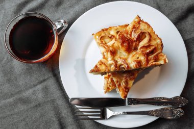 Geleneksel İtalyan lazanyası. Sebzeli, kıymalı, domatesli ve peynirli.