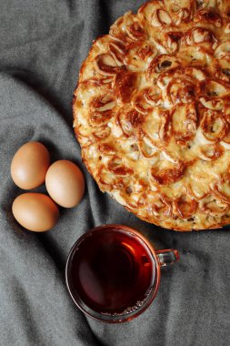 Geleneksel İtalyan lazanyası. Sebzeli, kıymalı, domatesli ve peynirli.