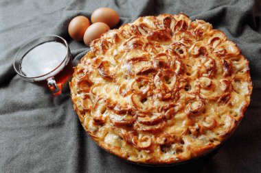 Geleneksel İtalyan lazanyası. Sebzeli, kıymalı, domatesli ve peynirli.