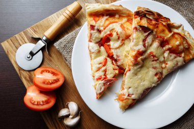 Peynirli ve domatesli biberli pizza.