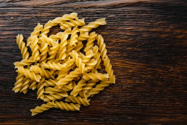 Pastas Italianas Crudas Sobre Fondo Madera —  Fotos de Stock