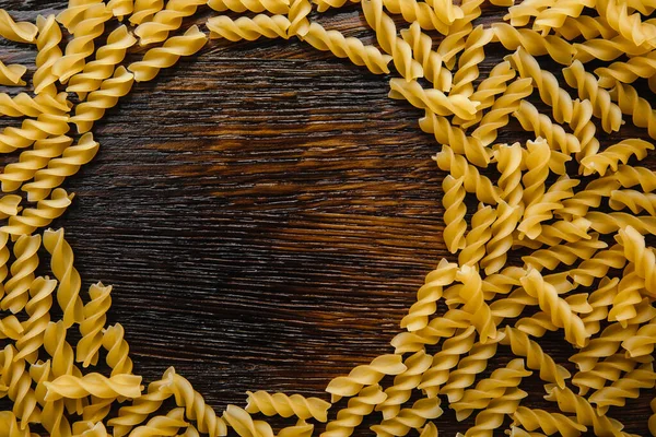 Pastas Italianas Crudas Sobre Fondo Madera —  Fotos de Stock