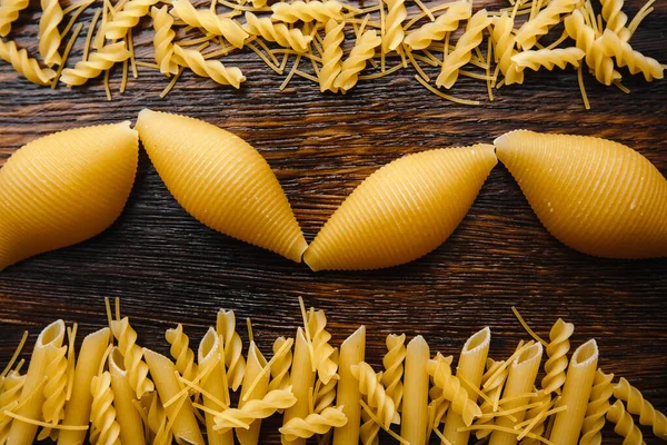 Pastas Italianas Crudas Sobre Fondo Madera —  Fotos de Stock