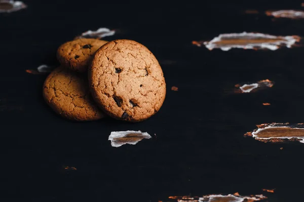 Haferflocken Kekse Mit Schokolade Auf Dunklem Hintergrund — Stockfoto