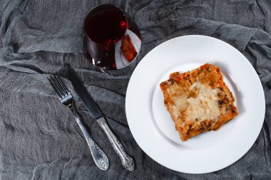 Geleneksel İtalyan lazanyası. Sebzeli, kıymalı, domatesli ve peynirli.