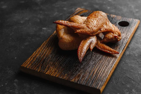 Ahşap Bir Masanın Üzerinde Tütsülenmiş Tavuk Kanadı Arka Planı Koyu — Stok fotoğraf
