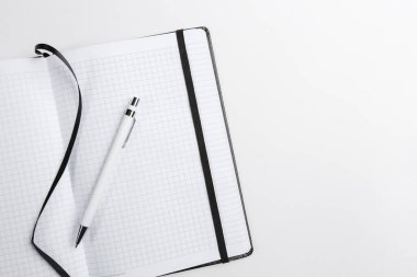 Not defteri siyah, beyaz arkaplanda kalem üstü görünümü ile kapatıldı. Metin için boşluk