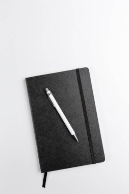 Not defteri siyah, beyaz arkaplanda kalem üstü görünümü ile kapatıldı. Metin için boşluk