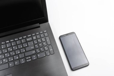 Ofis dizüstü bilgisayarı siyah Notepad açık kalem kahve çiçeği ve ofis renkli etiketler beyaz arka planda. Metin için boşluk