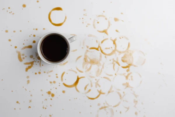 Filiżankę Czarnej Kawy Karafką Śmietankę Białym Tle Wypełnionym Kawą Widok — Zdjęcie stockowe
