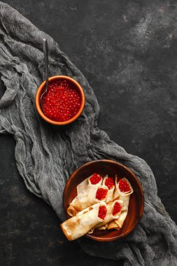 Maslenitsa Maslenitsa haftası yemek tatilidir. Tahta tabakta kırmızı havyarlı gözleme. Yukarıdan manzara. Yan görünüş. Metin için boşluk