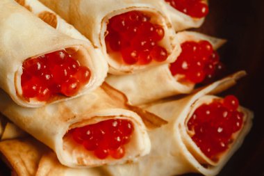 Maslenitsa Maslenitsa haftası yemek tatilidir. Tahta tabakta kırmızı havyarlı gözleme. Yukarıdan manzara. Yan görünüş. Metin için boşluk