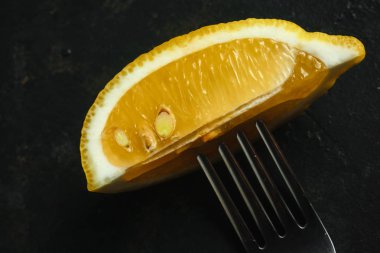 Siyah arka planda taze limon dilimleri, üst manzara. Taze tropik meyve, sarı turunçgil, düz katman, metin için boşluk