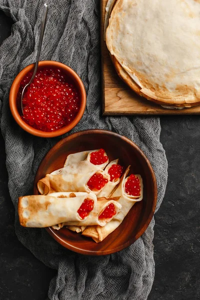 Maslenitsa Maslenitsa haftası yemek tatilidir. Tahta tabakta kırmızı havyarlı gözleme. Yukarıdan manzara. Yan görünüş. Metin için boşluk