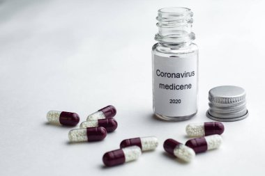 Coronavirus ilaç haplarından Coronavirus hapları. Antibiyotik ilaç hapları. Beyaz arka plan ve ilaç kapsülleri üzerine renkli antibakteriyel haplar.