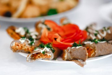 Tabak kenarına doldurulmuş gözlemeler