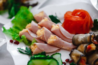 Peynir kenarlı jambon ruloları