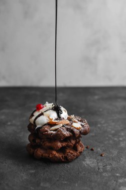 Bir tabak ahududu ve çikolatalı pudra şekerli ev yapımı çikolatalı waffle.