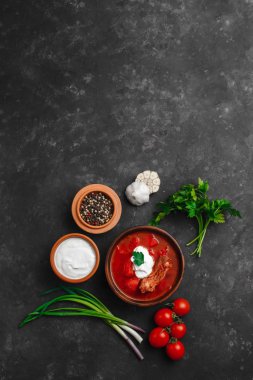 Ukrayna Borsch 'u. Pancar çorbası. Ukrayna mutfağı. Tahta bir tabakta. Karanlık arka planda. Yukarıdan manzara. Metnin için boş yer. Bir kase kremalı kırmızı pancar çorbası..