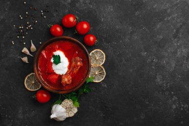 Ukrayna Borsch 'u. Pancar çorbası. Ukrayna mutfağı. Tahta bir tabakta. Karanlık arka planda. Yukarıdan manzara. Metnin için boş yer. Bir kase kremalı kırmızı pancar çorbası..