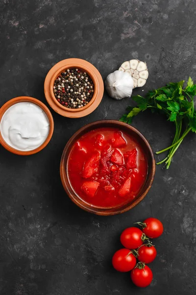 Ukrayna Borsch 'u. Pancar çorbası. Ukrayna mutfağı. Tahta bir tabakta. Karanlık arka planda. Yukarıdan manzara. Metnin için boş yer. Bir kase kremalı kırmızı pancar çorbası..