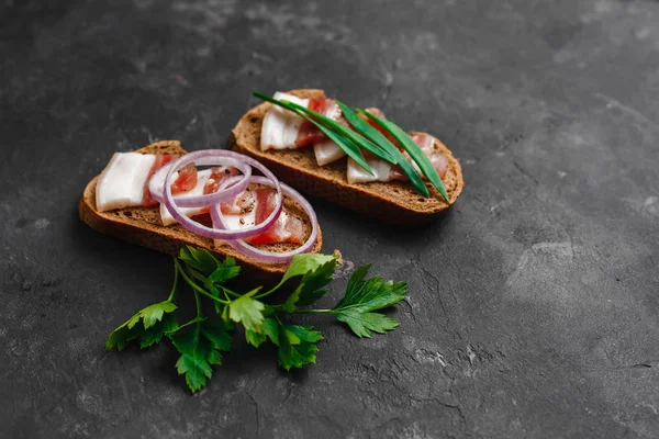 Sandwich Aus Gesalzenem Schmalz Mit Schwarzbrot Mit Grünen Zwiebeln Knoblauch — Stockfoto