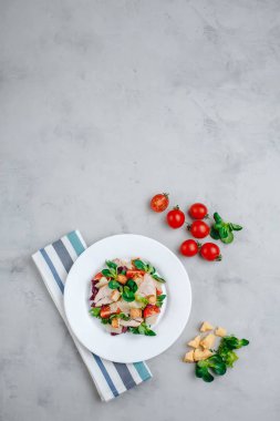 Lezzetli tavuk göğsü, ıspanak, lahana, roka, parmesan ve vişneli domatesli taze Sezar salatası. Sezar sosu, limon, bozuk peynir. Sağlıklı ve besleyici beslenme kavramı. Metin için boşluk