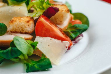 Lezzetli tavuk göğsü, ıspanak, lahana, roka, parmesan ve vişneli domatesli taze Sezar salatası. Sezar sosu, limon, bozuk peynir. Sağlıklı ve besleyici beslenme kavramı. Metin için boşluk