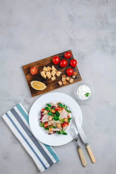 Lezzetli tavuk göğsü, ıspanak, lahana, roka, parmesan ve vişneli domatesli taze Sezar salatası. Sezar sosu, limon, bozuk peynir. Sağlıklı ve besleyici beslenme kavramı. Metin için boşluk