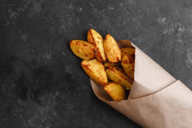 Kağıt bir zarfın içinde taşra usulü fırında patates. Yukarıdan manzara. etiket için yer