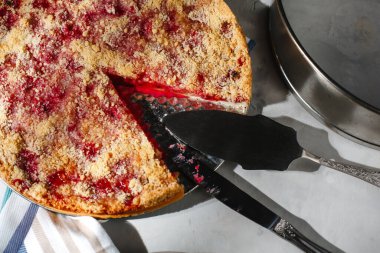 Frenk üzümü ve ahududu reçelli nefis ev yapımı turta. Kırsal tarzda hafif bir arka planda. Üst manzara, yan manzara. Metin için boşluk.