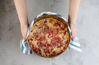 Frenk üzümü ve ahududu reçelli nefis ev yapımı turta. Kırsal tarzda hafif bir arka planda. Üst manzara, yan manzara. Metin için boşluk.
