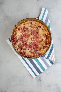 Frenk üzümü ve ahududu reçelli nefis ev yapımı turta. Kırsal tarzda hafif bir arka planda. Üst manzara, yan manzara. Metin için boşluk.