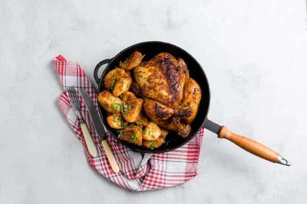 Egész Csirkét Sült Burgonyával Fűszernövényekkel Rusztikus Stílusban Felülnézetből Oldalnézetből Világos — Stock Fotó