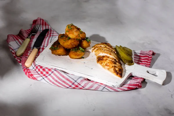 Patates ve otlarla bütün tavuğu köy usulü pişirdim. Üst görünüm, arka planda yan görünüm. Yakın plan ve orta plan. Metin için boşluk.
